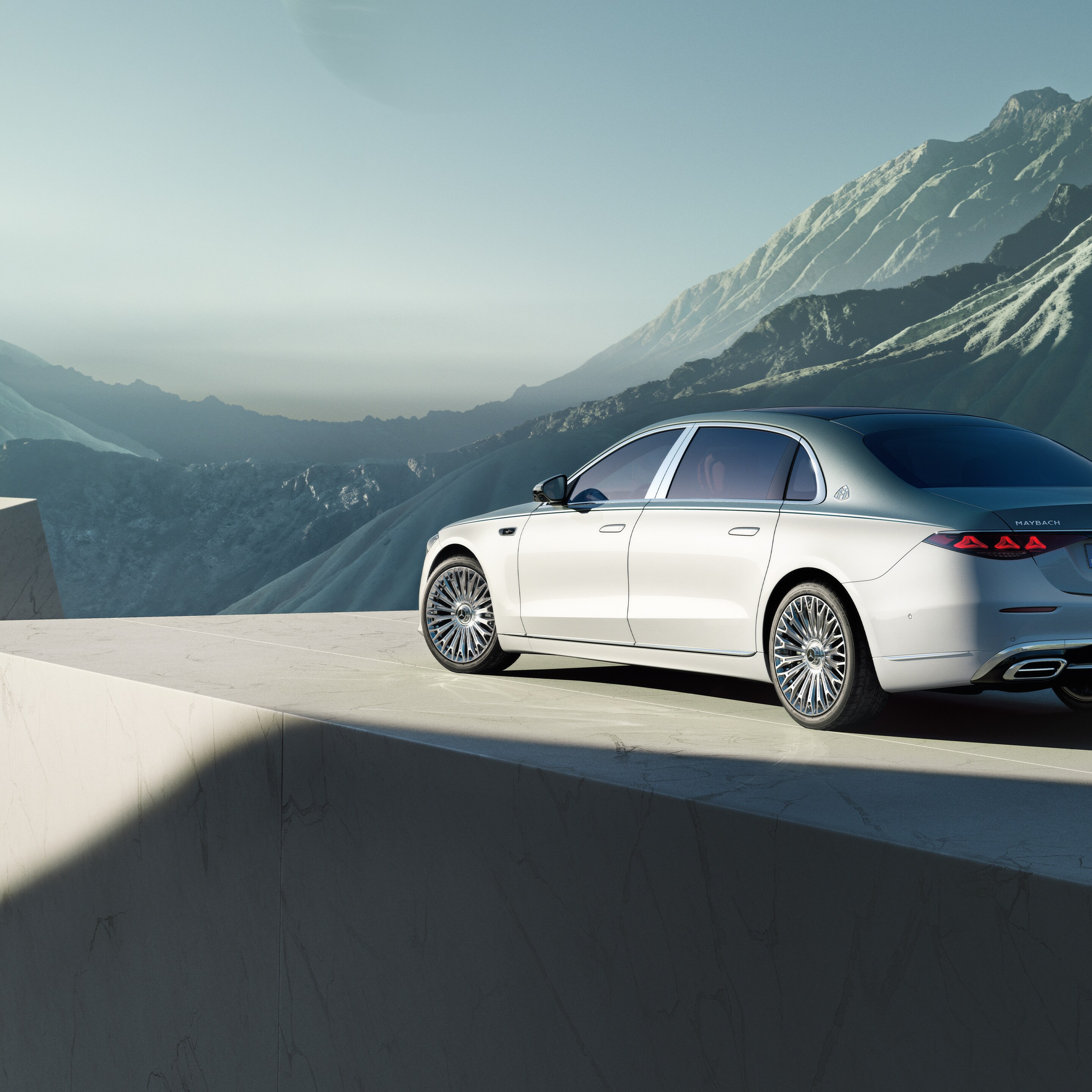 Pohľad zboku na vozidlo Mercedes-Maybach Triedy&nbsp;S.