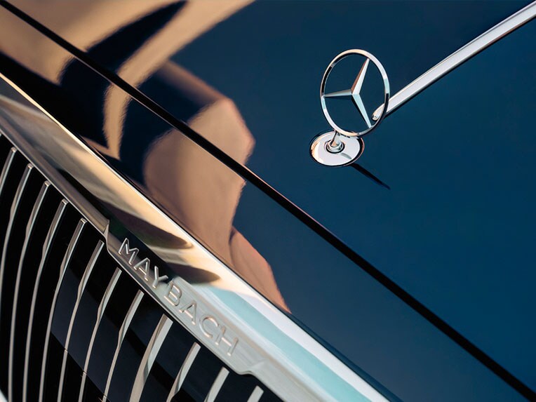 Obloženie chladiča Mercedes-Maybach vo vysokolesklom chróme.