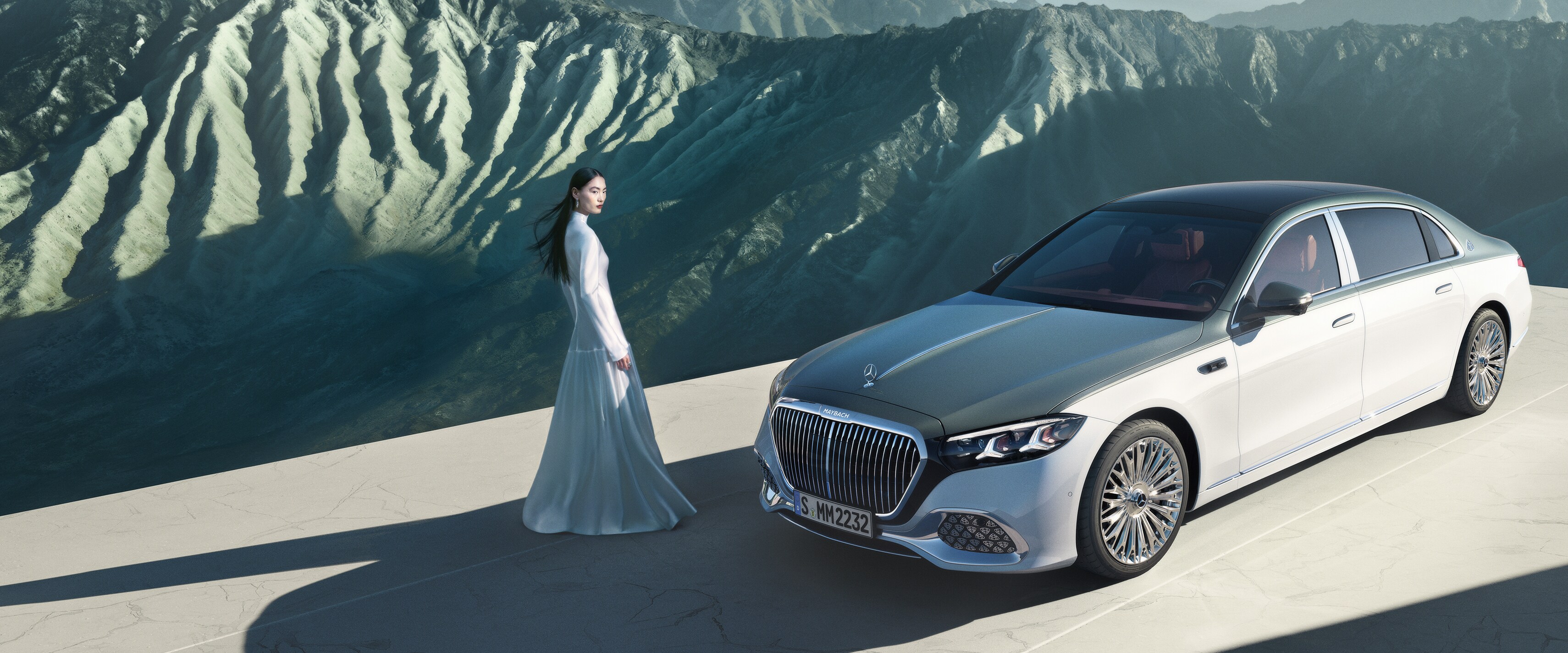 Rôzne pohľady na vozidlo Mercedes-Maybach s&nbsp;dvojfarebným lakom.