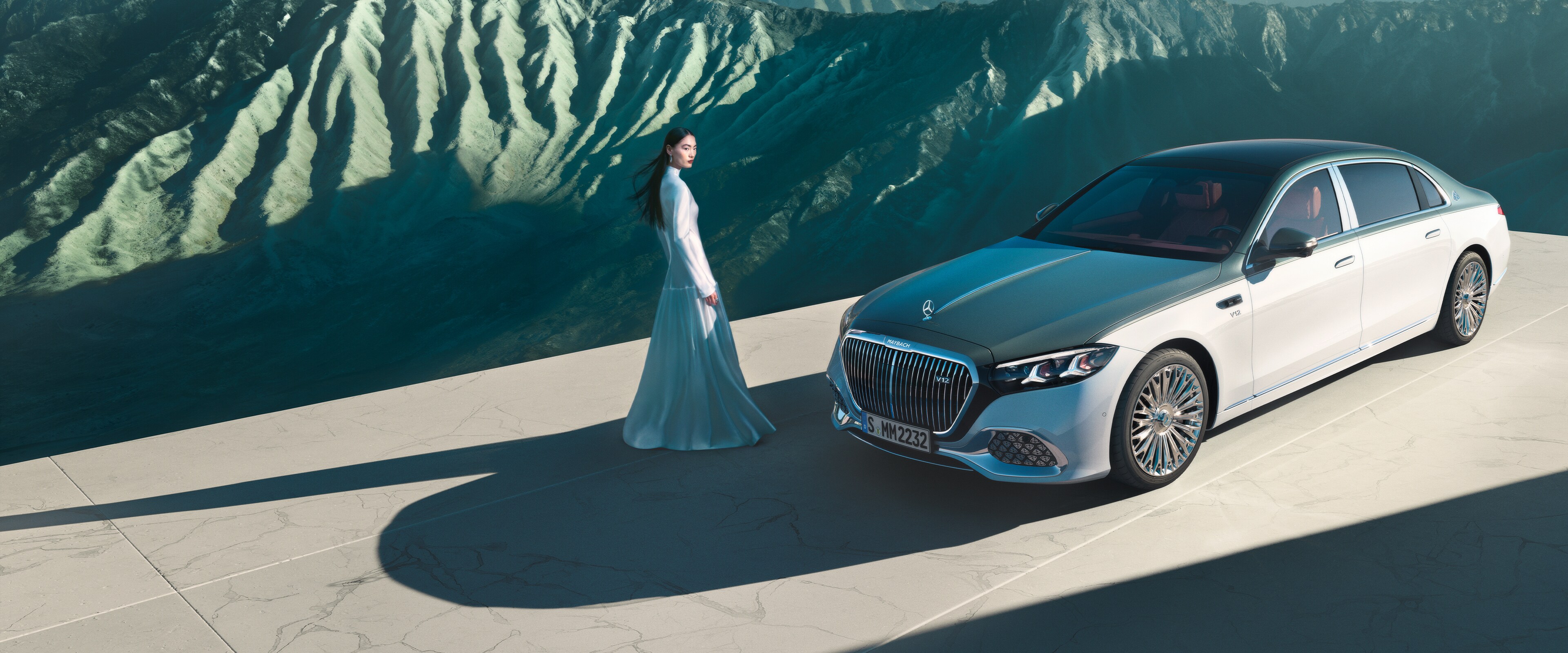 Rôzne pohľady na vozidlo Mercedes-Maybach s&nbsp;dvojfarebným lakom.