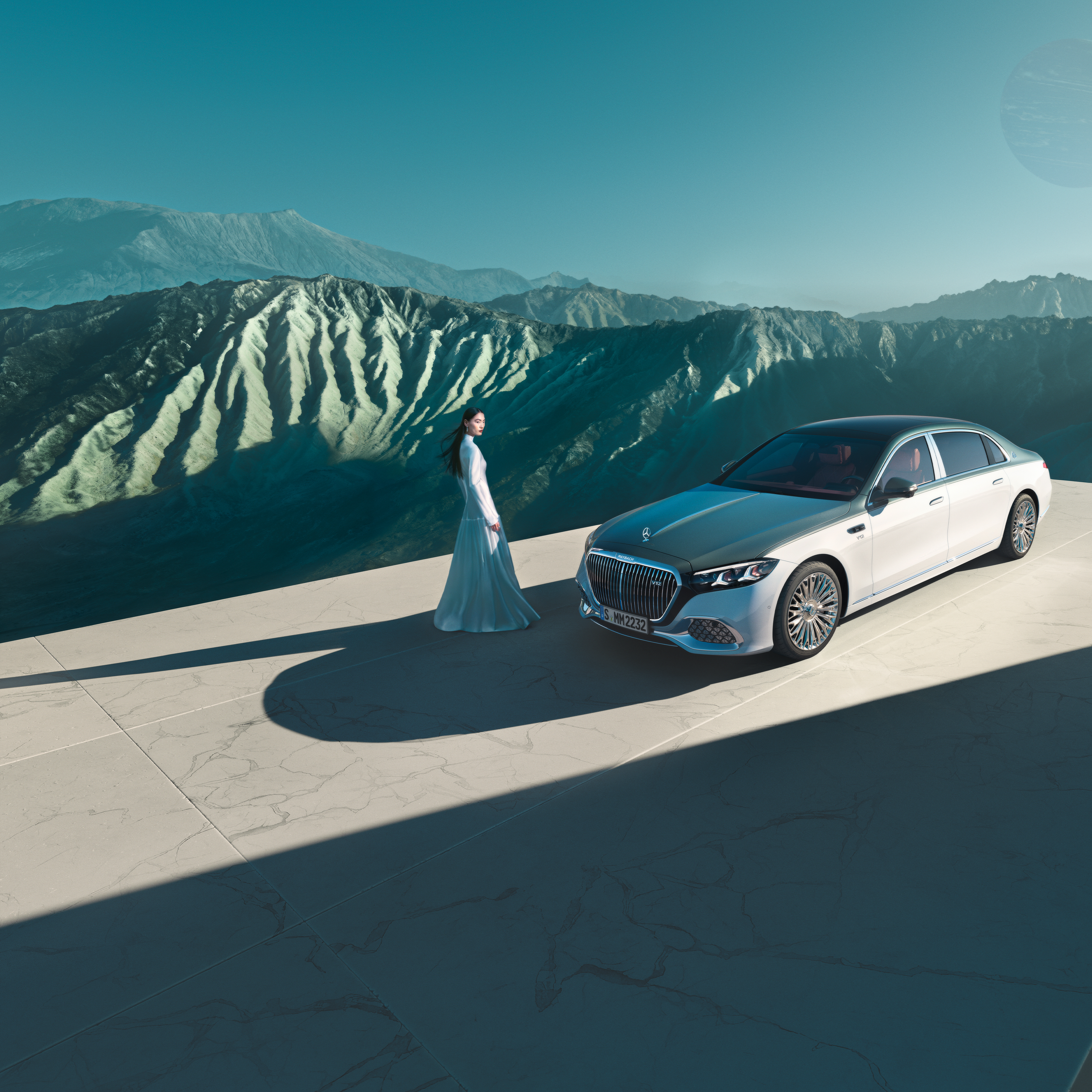 Značka | Mercedes-Maybach Rôzne pohľady na vozidlo Mercedes-Maybach s dvojfarebným lakom.