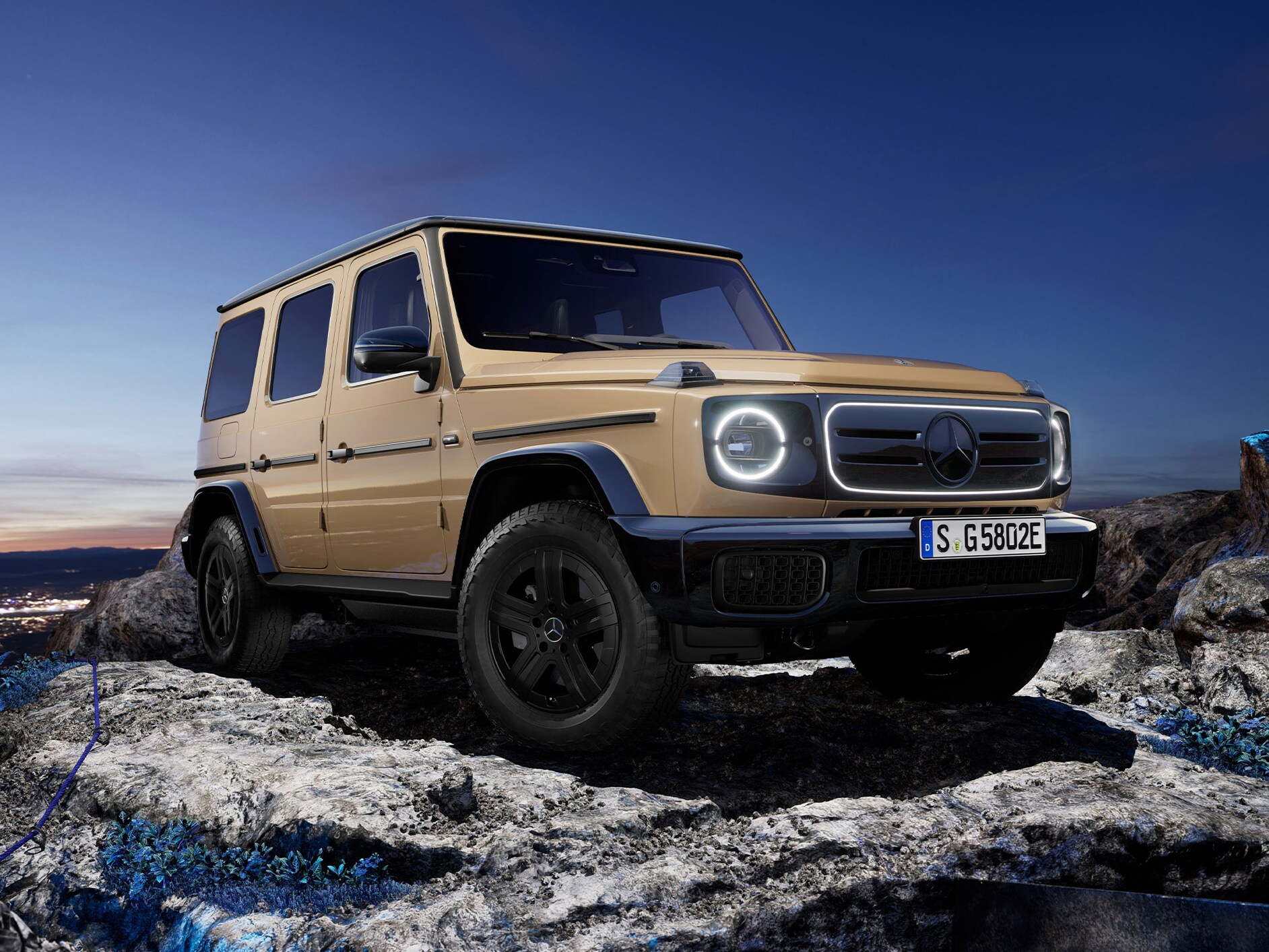 Mercedes-Benz G 580 s&nbsp;technológiou EQ stojí na skale.