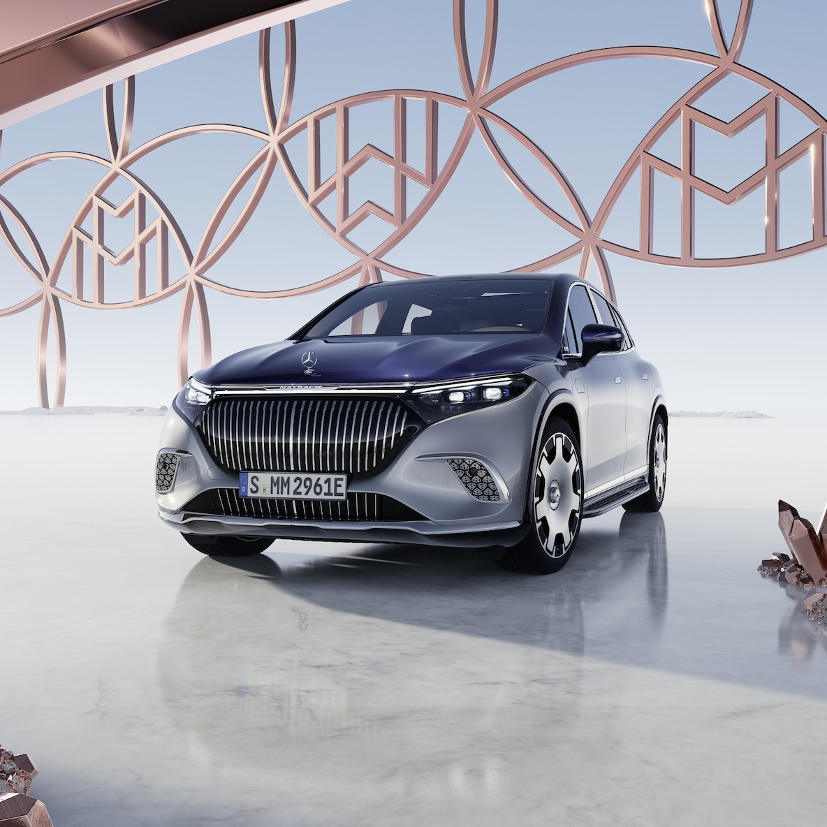 Mercedes-Maybach EQS SUV s dvojfarebným lakom Maybach pri pohľade spredu.