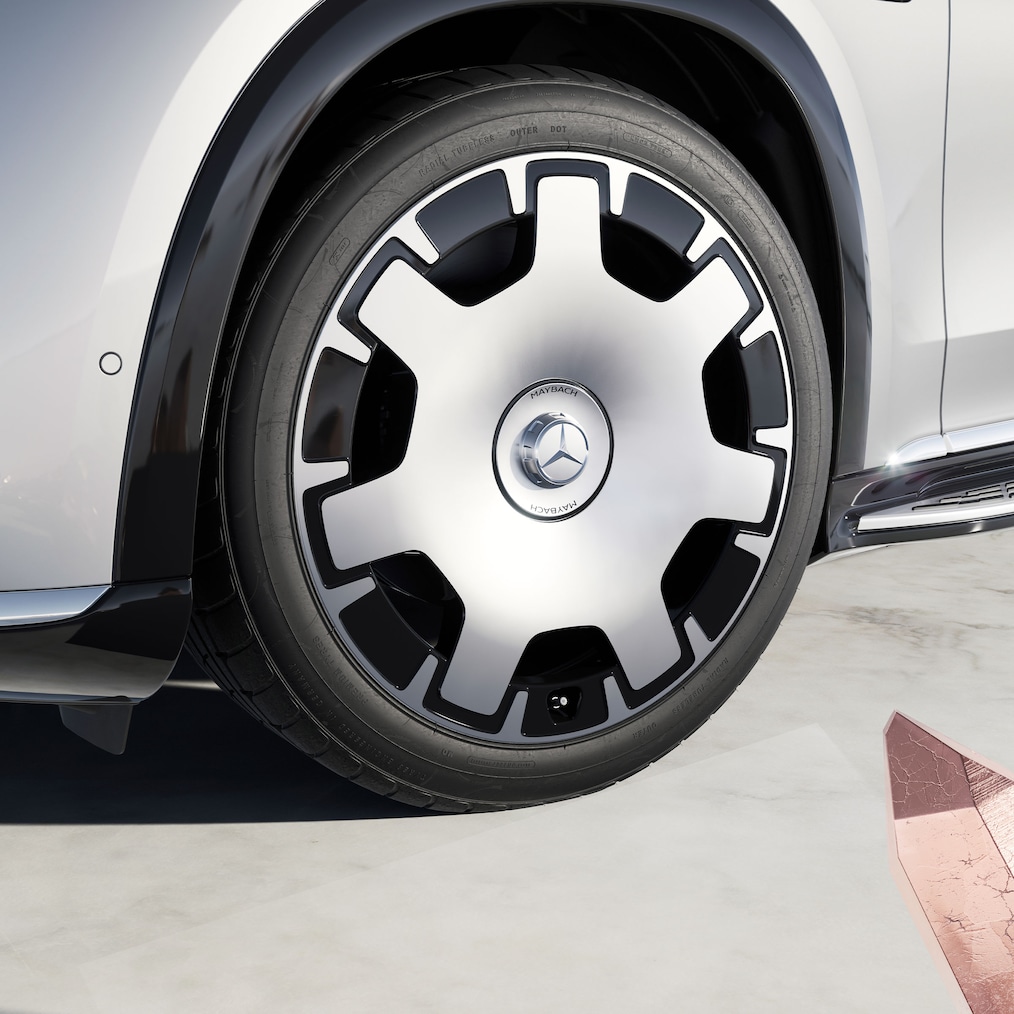 Pohľad zblízka na ľavý predný disk Maybach (53,3 cm (21") s dizajnom piatich otvorov, 88R).