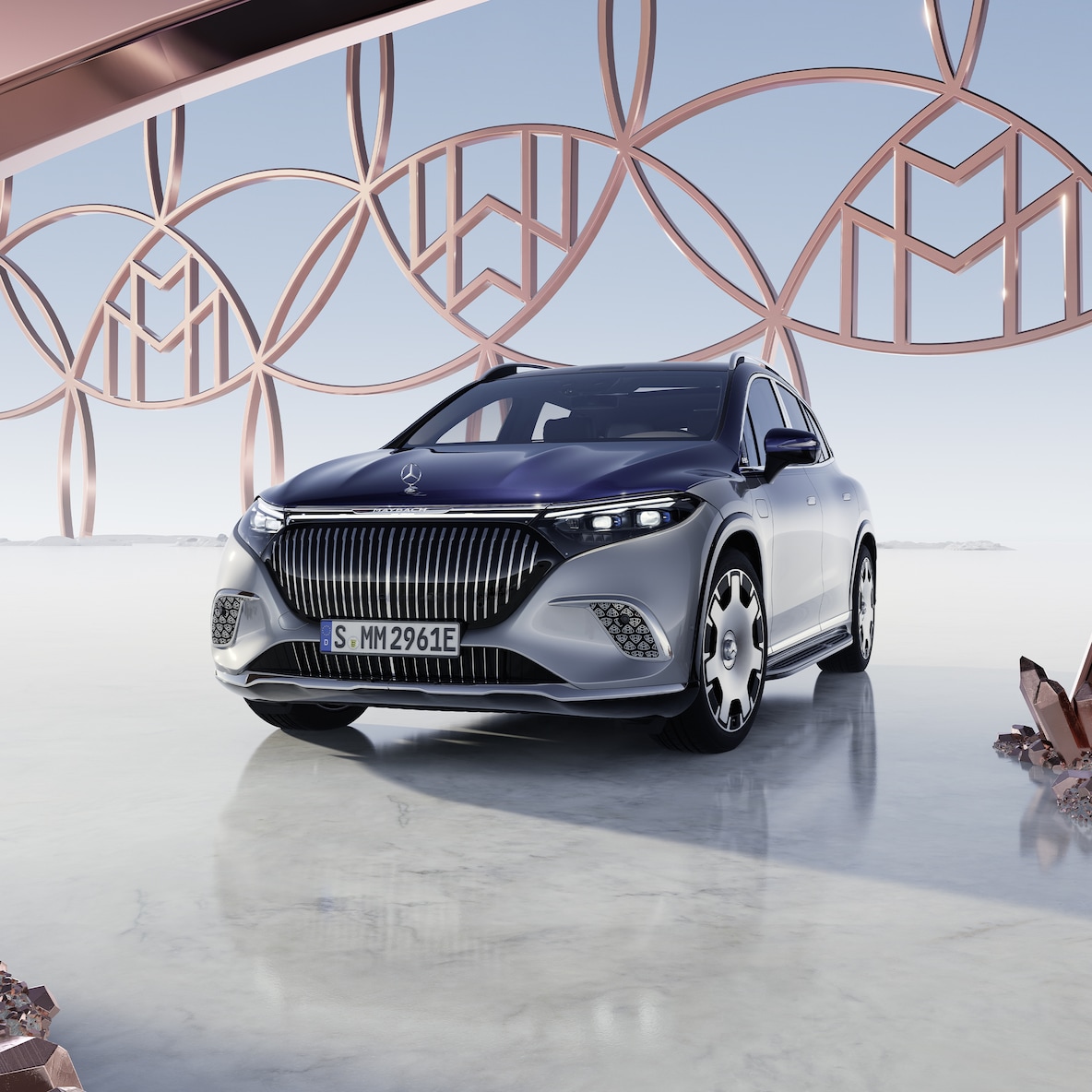 Mercedes-Maybach EQS SUV s dvojfarebným lakom Maybach pri pohľade spredu.