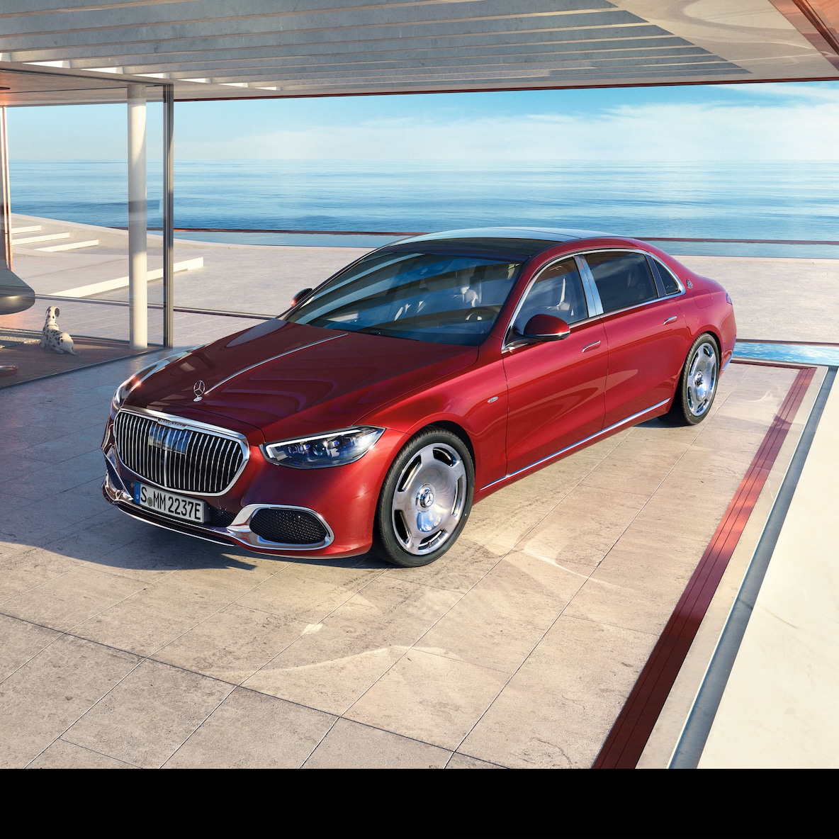 Bočný pohľad spredu na Triedu S od značky Mercedes-Maybach.
