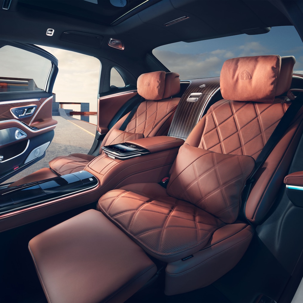 Zadná časť interiéru s riaditeľskými sedadlami Triedy S od značky Mercedes-Maybach.
