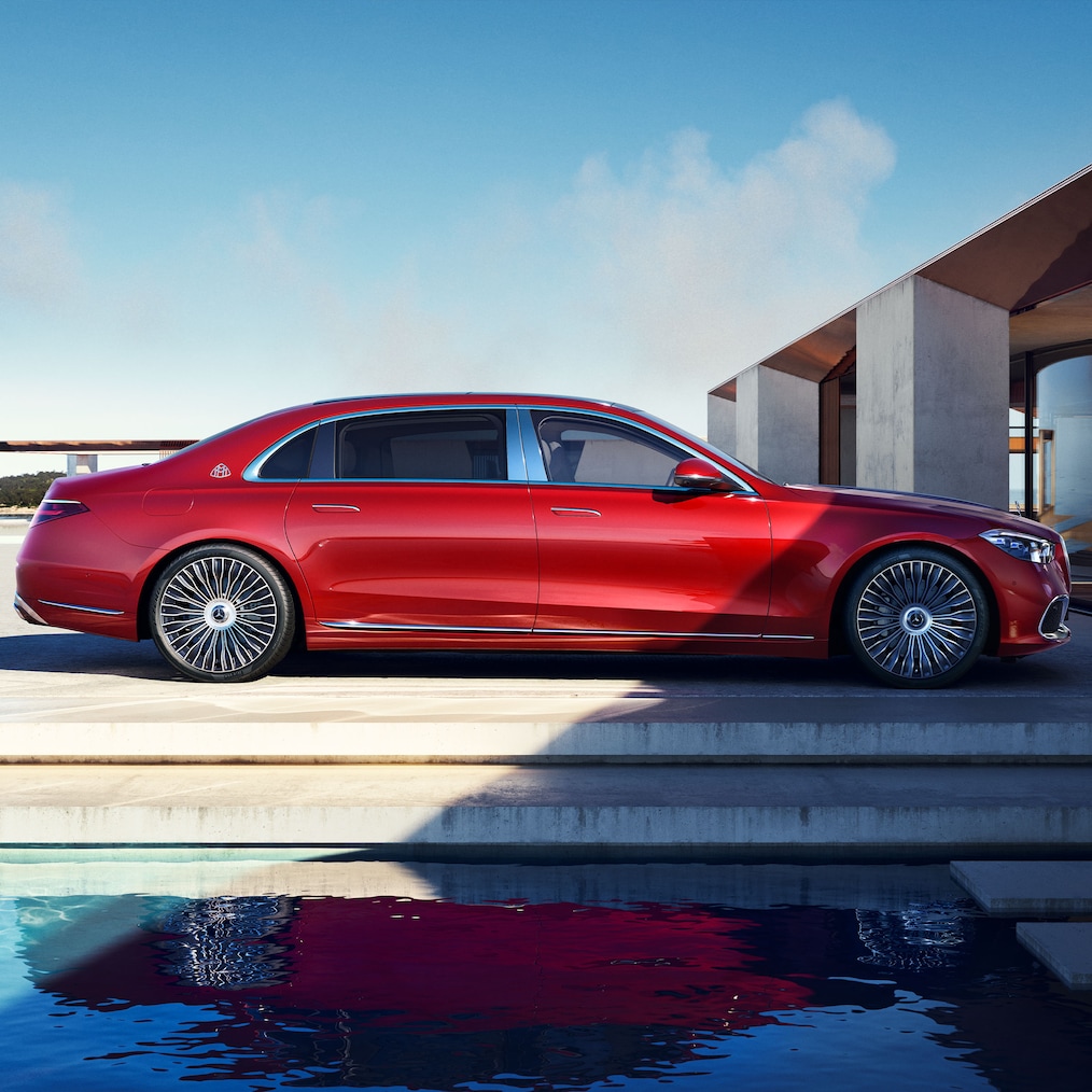 Pohľad zboku na Triedu S od značky Mercedes-Maybach.