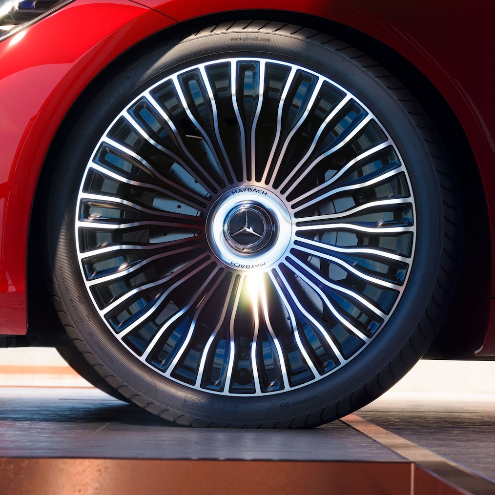 Detailný pohľad zboku na exkluzívny disk špecifický pre Maybach.