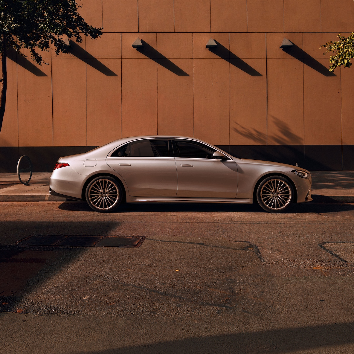 Pohľad zboku na dlhú verziu sedanu Mercedes-Benz Triedy S.