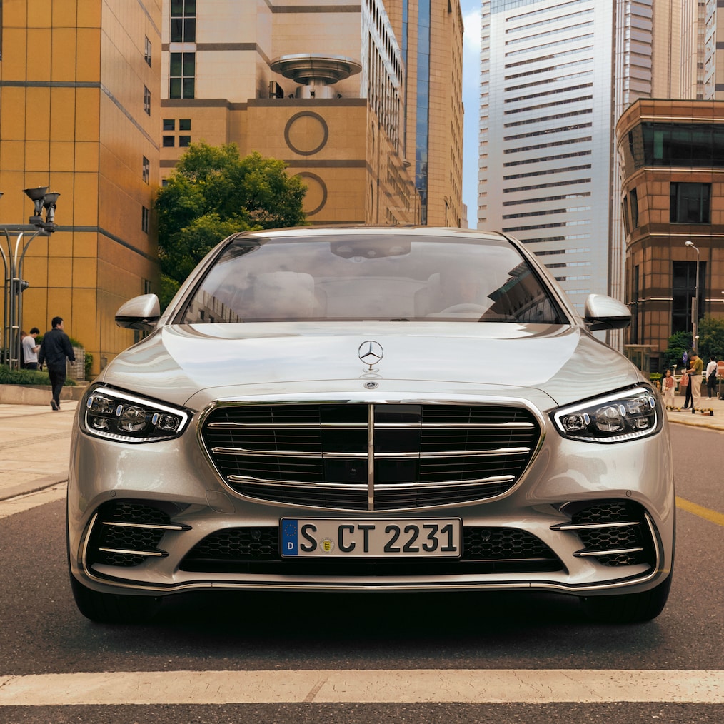 Stojaca hviezda Mercedes na klasickom obložení chladiča dlhej verzie sedanu Mercedes-Benz Triedy S.