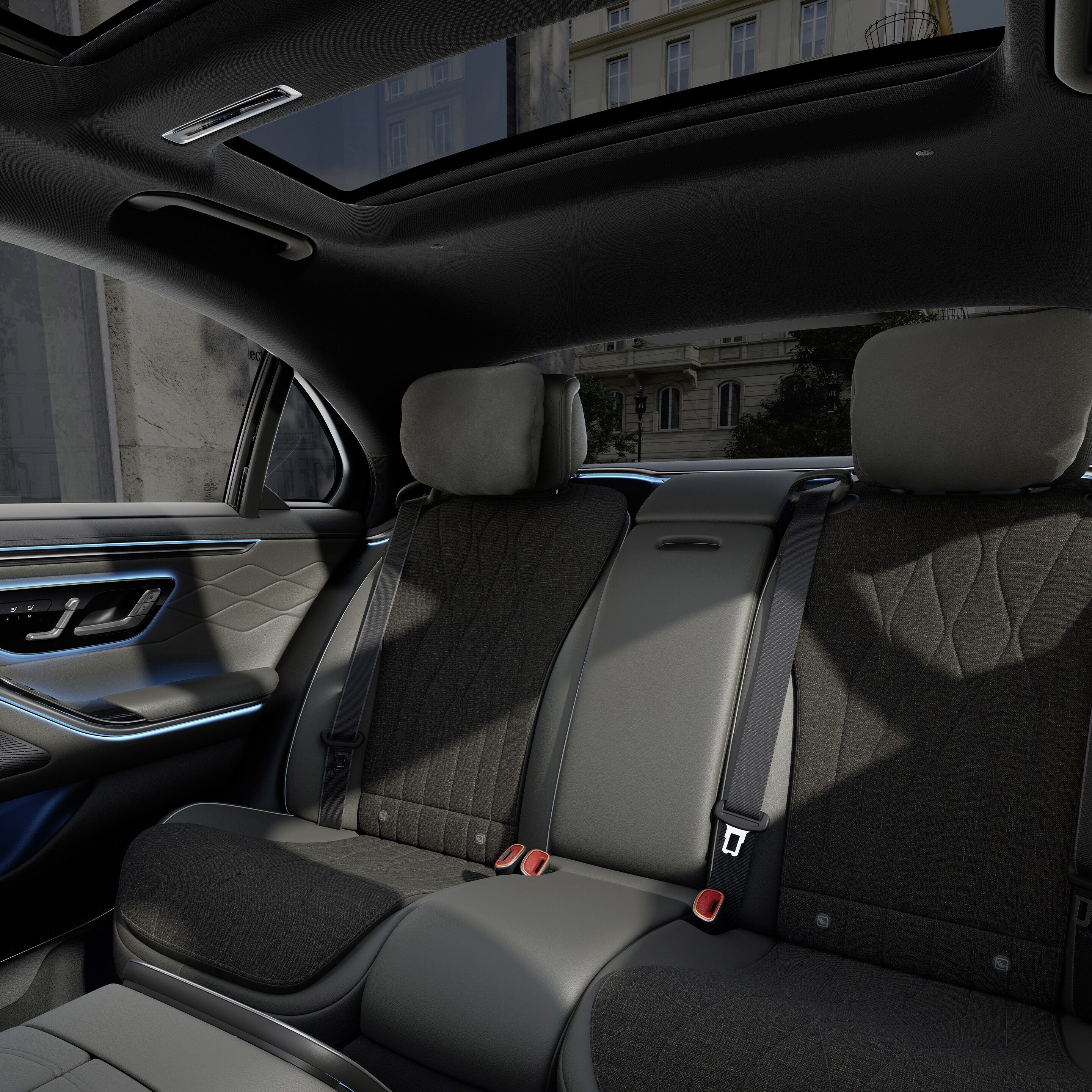 Pohľad na kokpit nového sedanu od značky Mercedes-Benz z&nbsp;priestoru medzi dvoma prednými sedadlami.