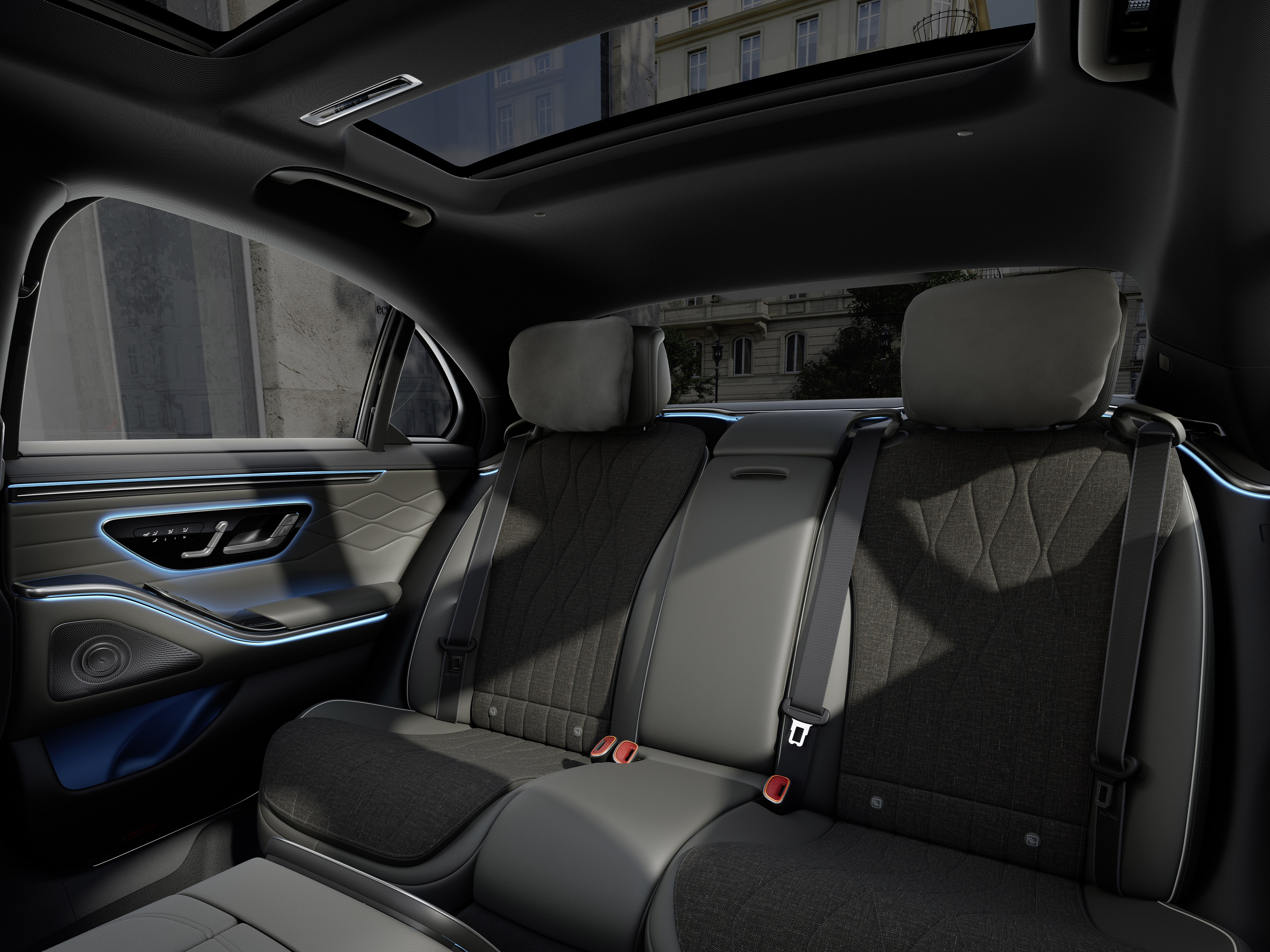 Interiér | Trieda S sedan | Mercedes-Benz Pohľad na kokpit nového sedanu od značky Mercedes-Benz z priestoru medzi dvoma prednými sedadlami.