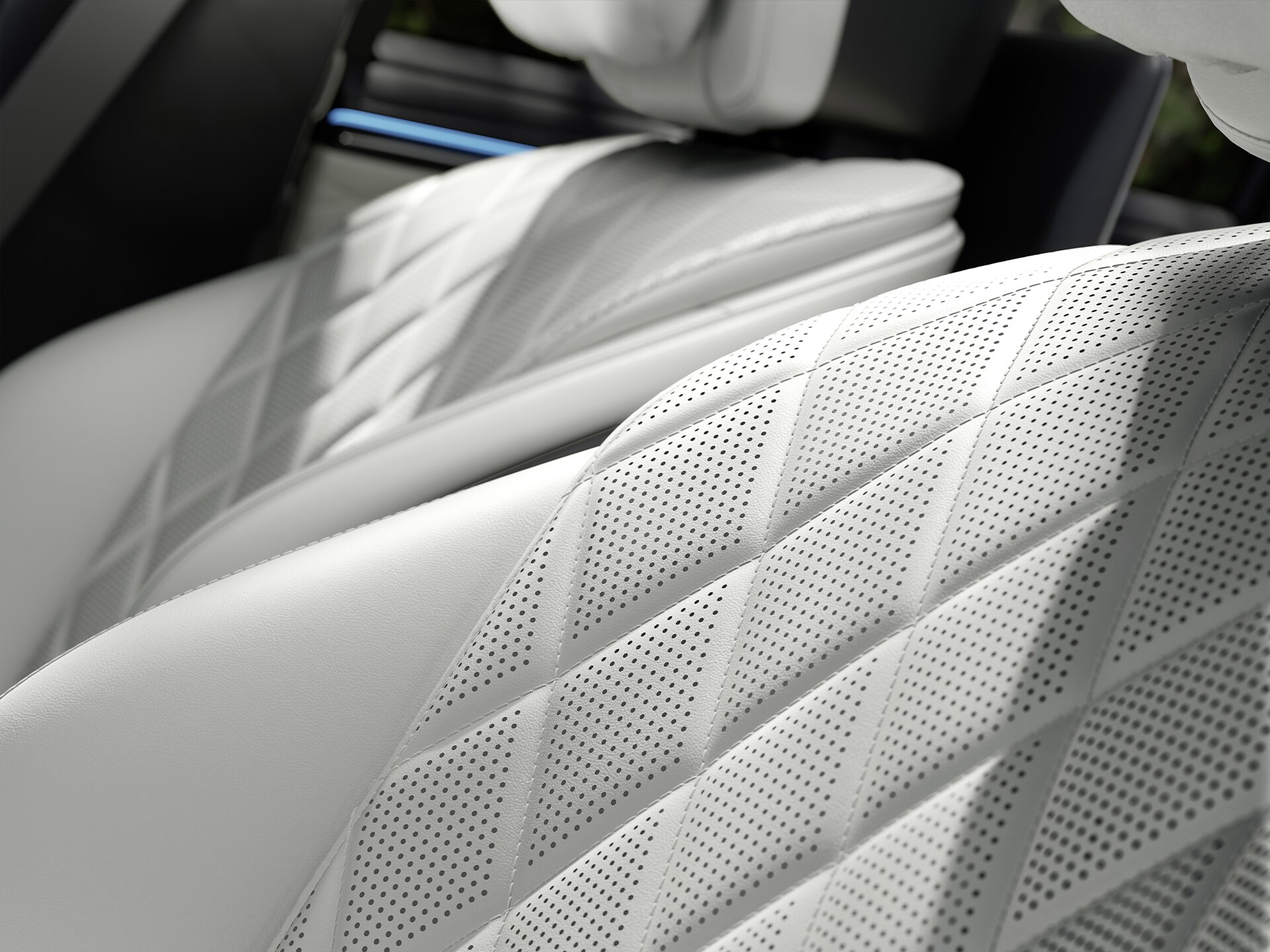 Nový sedan Mercedes-Benz Triedy S s&nbsp;prvkami výbavy MANUFAKTUR pri pohľade zboku.