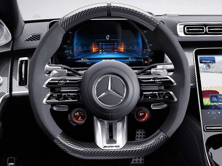 Volant AMG Performance vo vyhotovení vzhľad uhlíkových vlákien/mikrovlákno MICROCUT v sedane Mercedes-AMG S 63 E PERFORMANCE.