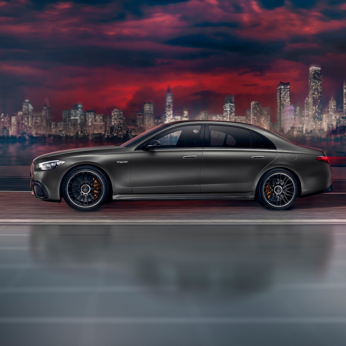 Mercedes-AMG S 63 E PERFORMANCE pri bočnom pohľade spredu.
