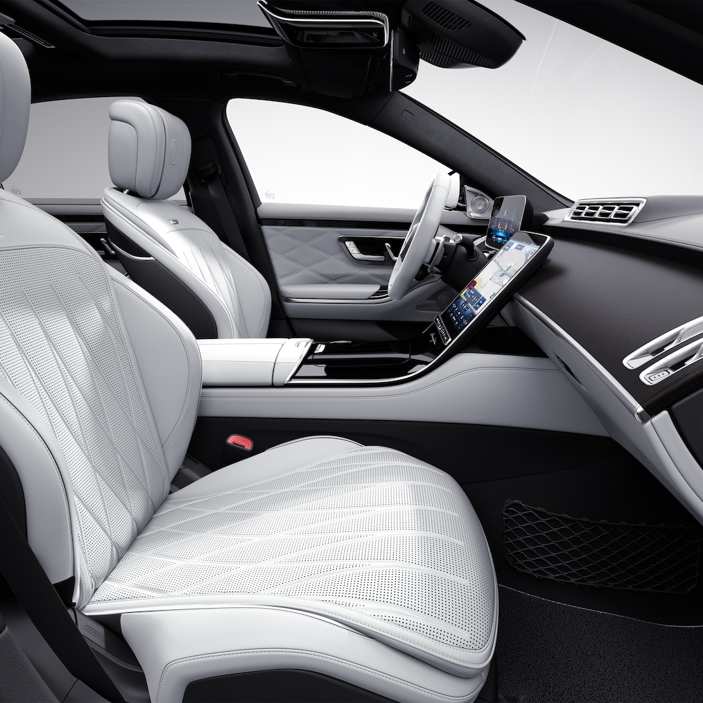Pohľad zboku na vozidlo Mercedes-AMG S 63 E PERFORMANCE (pre exkluzívne laky MANUFAKTUR).