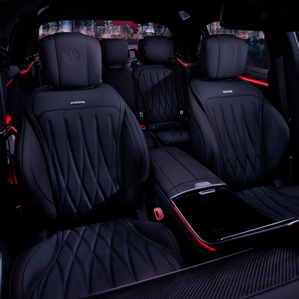 Pohľad zboku na predné sedadlá a kokpit vozidla Mercedes-AMG S 63 E PERFORMANCE.