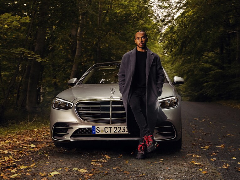 Pohľad spredu na sedan Mercedes-Benz Triedy S.