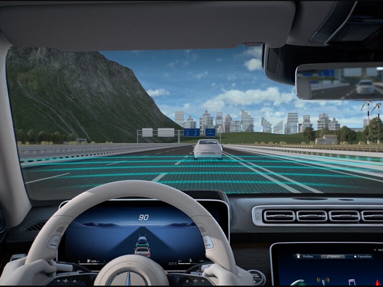 Spôsob fungovania aktívneho asistenta udržiavania odstupu DISTRONIC sedanu Mercedes-Benz Triedy S.