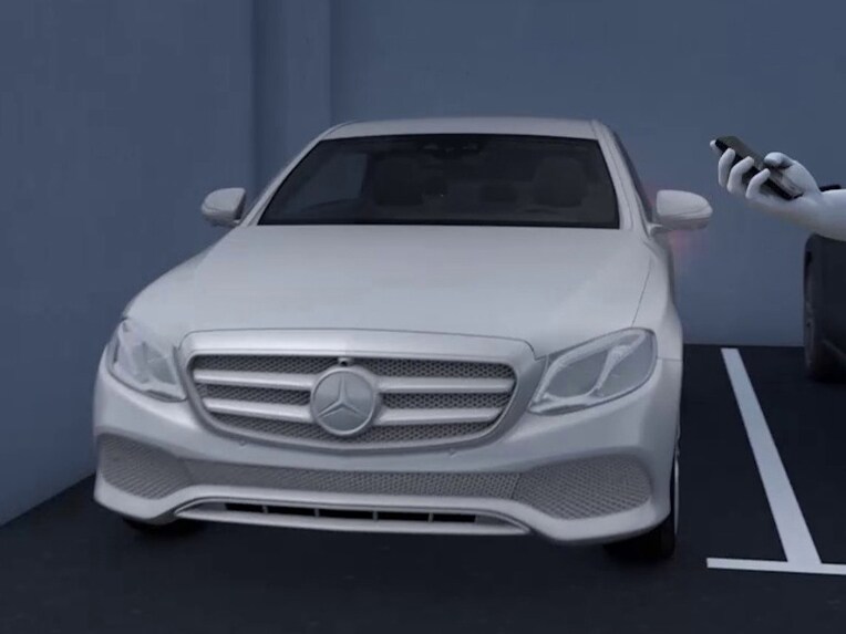 Grafické znázornenie parkovacieho balíka s funkciami parkovania ovládanými na diaľku sedanu Mercedes-Benz Triedy S.