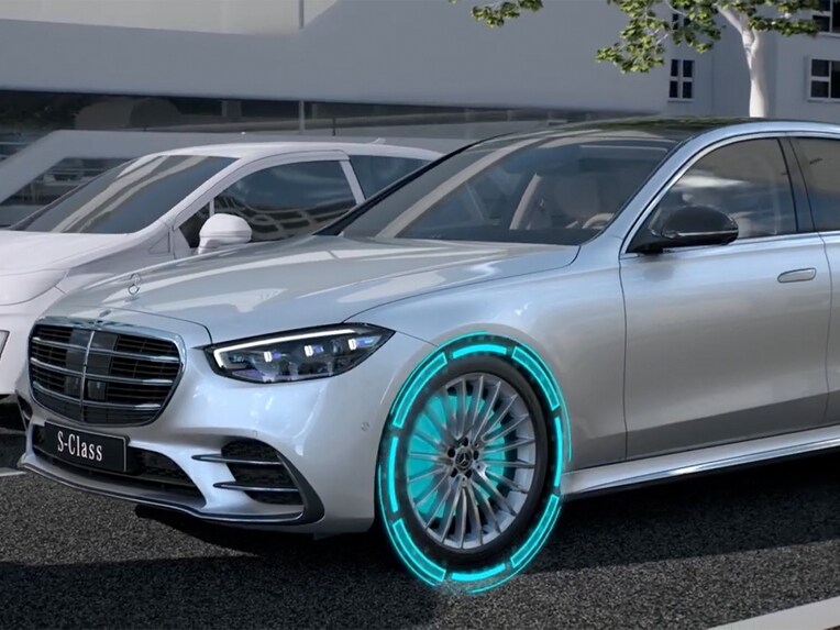 Video zobrazuje funkcie PRE-SAFE® PLUS sedanu Mercedes-Benz Triedy S.
