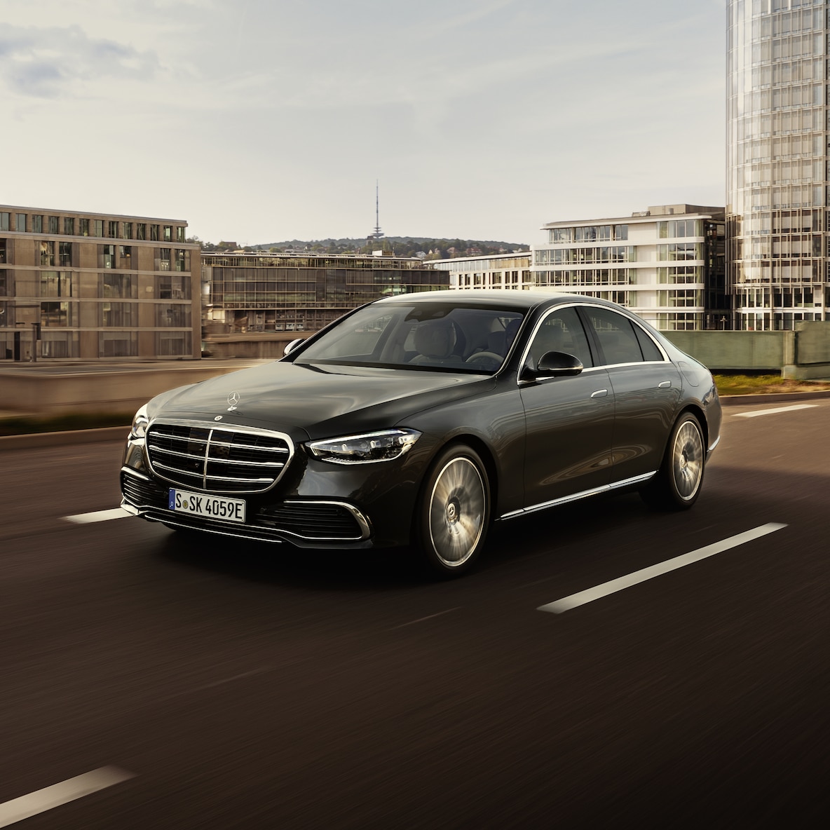 Pohľad zboku na sedan Mercedes-Benz Triedy&nbsp;S.