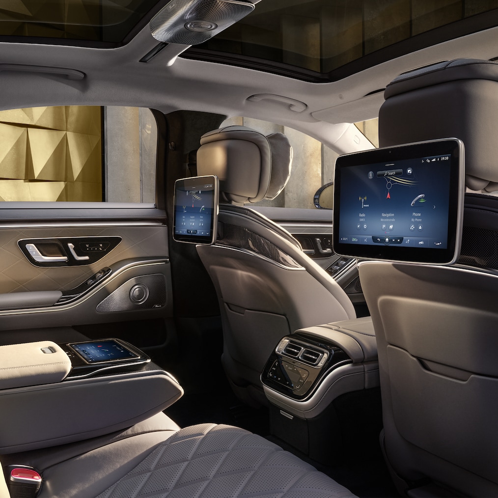 Oblasť zadných sedadiel sedanu Mercedes-Benz Triedy&nbsp;S so súvislou stredovou konzolou pre podnikateľov