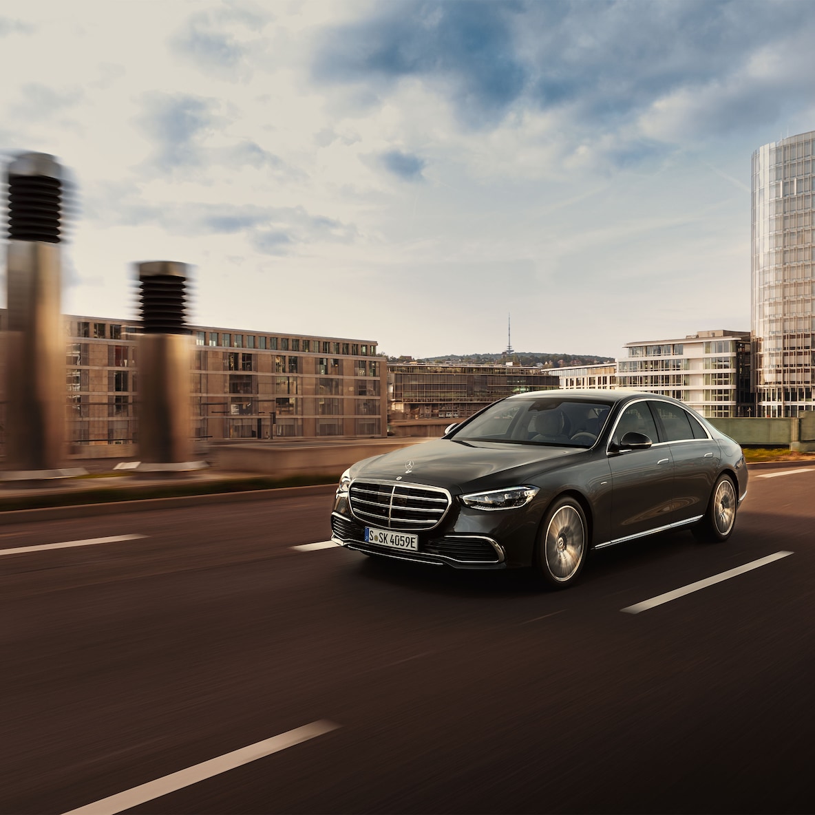 Pohľad zboku na sedan Mercedes-Benz Triedy S.
