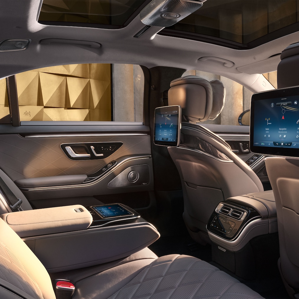 Oblasť zadných sedadiel sedanu Mercedes-Benz Triedy S so súvislou stredovou konzolou pre podnikateľov.