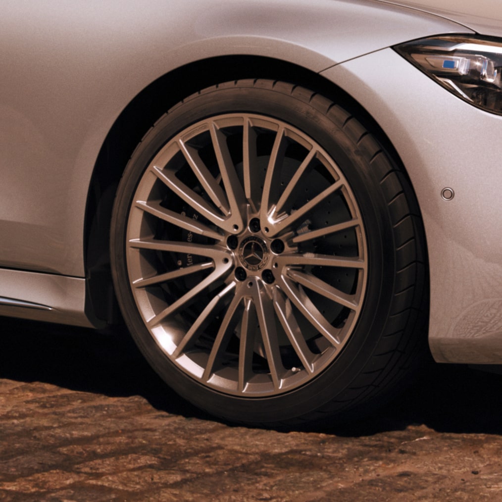 Detailný pohľad na disky z ľahkej zliatiny sedanu Mercedes-Benz Triedy S.