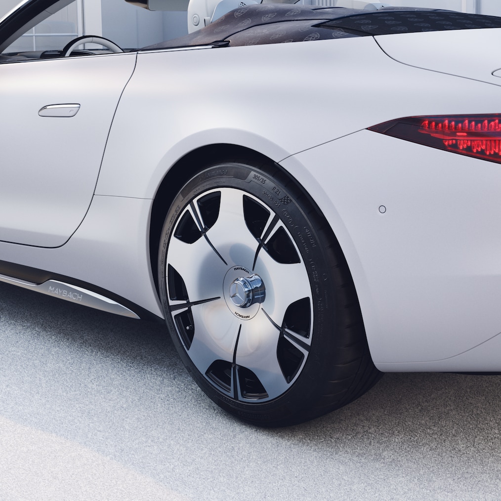 Pohľad zboku na ľavý zadný disk s dizajnom piatich otvorov.