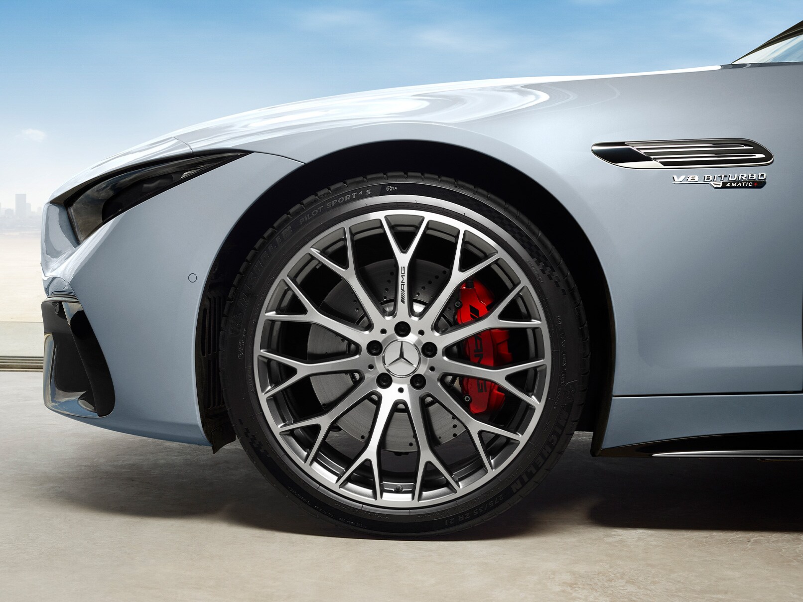 Pohľad zboku na roadster Mercedes-AMG SL.