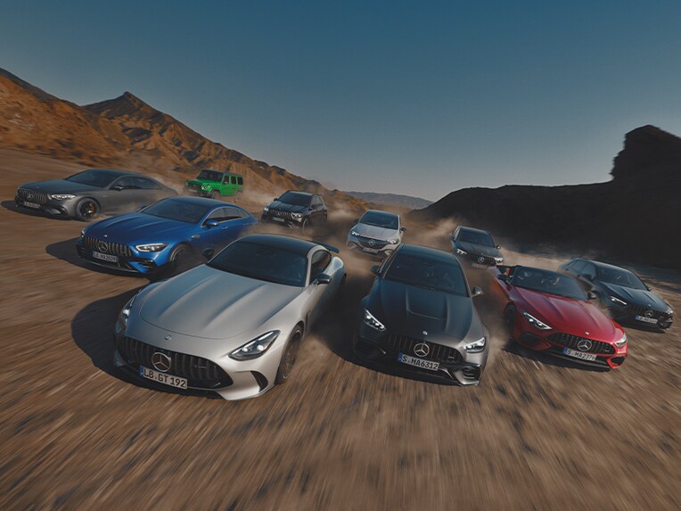 Dve vozidlá Mercedes-AMG SL roadster.
