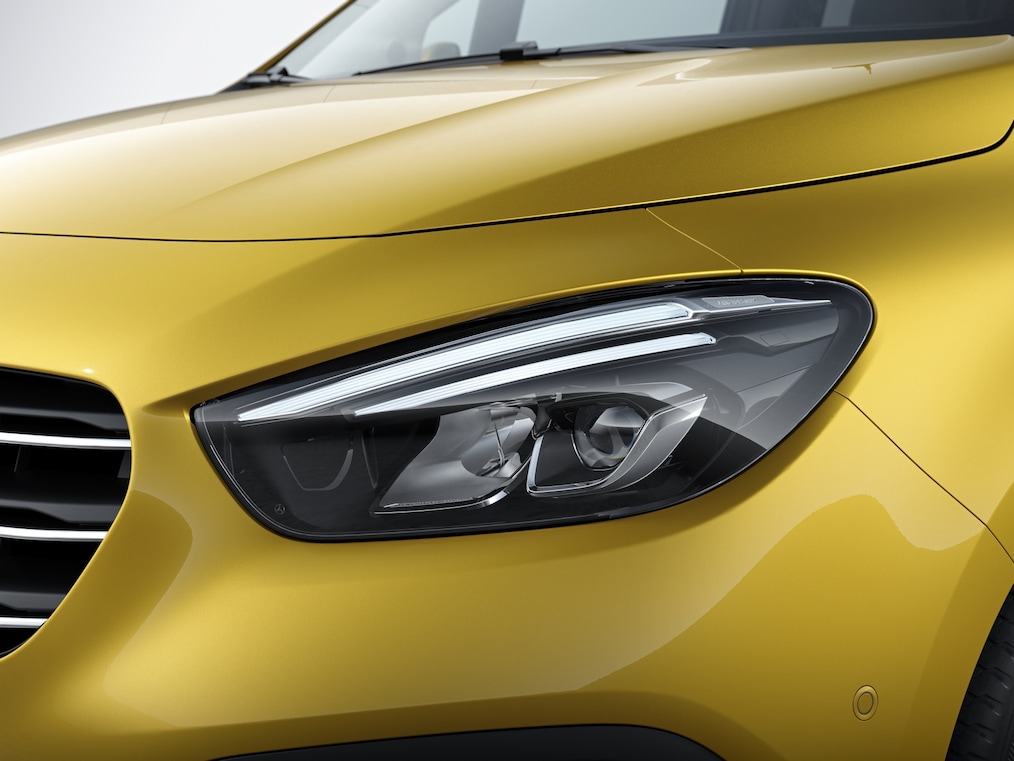 Na obrázku: pohľad zblízka na vysokovýkonné svetlomety s&nbsp;LED.