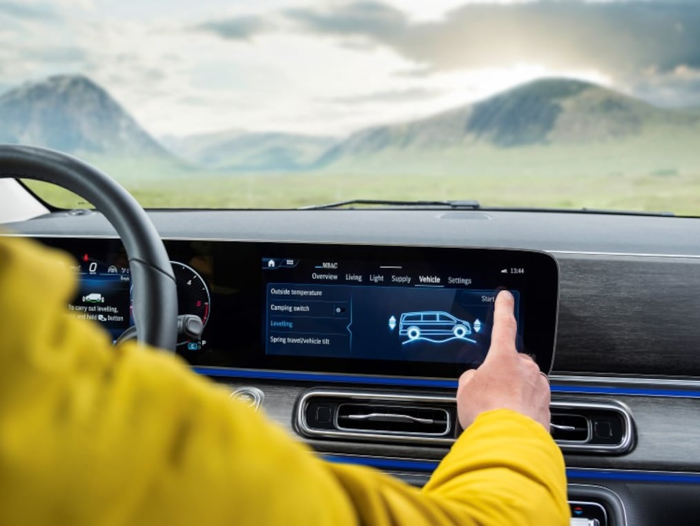 Riadenie vodorovnej polohy obytného automobilu AIRMATIC plus v&nbsp;širokouhlom kokpite Triedy&nbsp;V Marco Polo