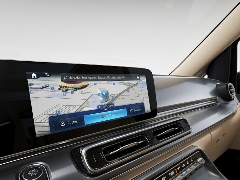 Šetrite čas pomocou rýchlej navigácie s pevným diskom Mercedes-Benz s flexibilnými možnosťami zadávania prostredníctvom dotykového ovládania alebo hlasového zadania.