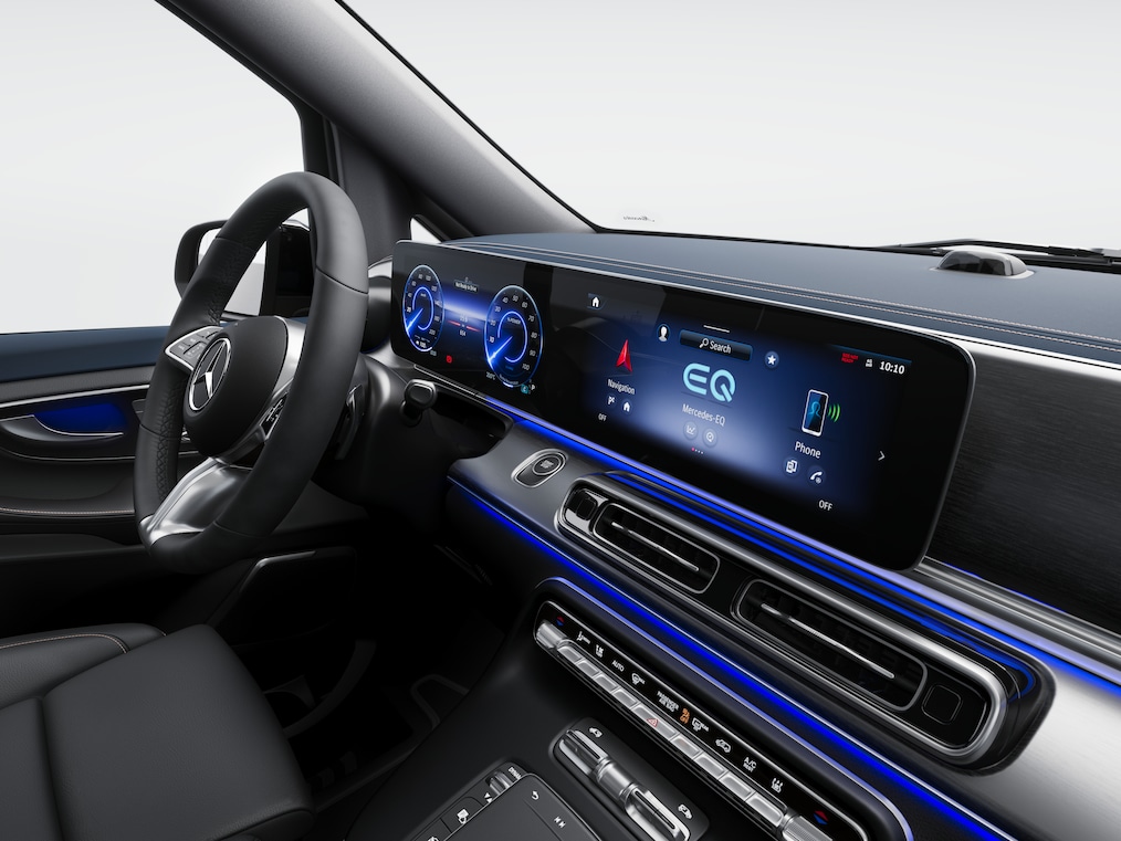 So širokouhlým kokpitom sa združený displej a&nbsp;multimediálny displej spájajú do jedného vizuálneho celku pod súvislou sklenenou plochou.