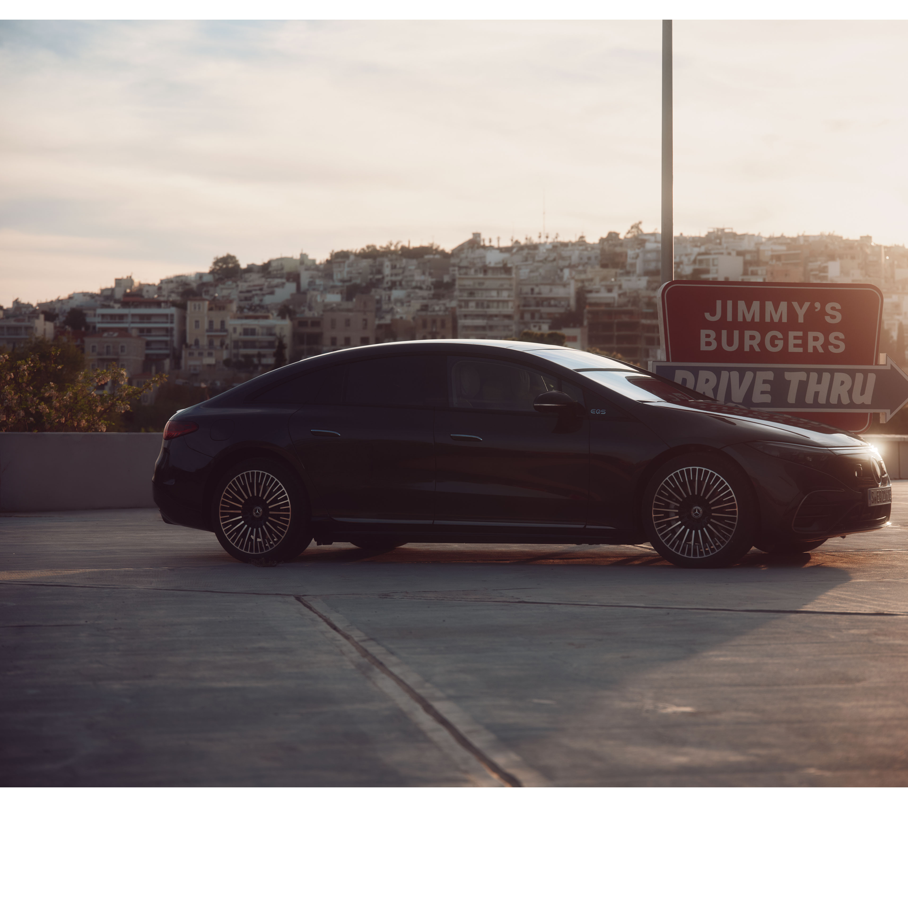 Autonómne jazdenie | EQS | Mercedes-Benz Mercedes-Benz EQS v čiernej farbe pred budovou, pohľad zboku