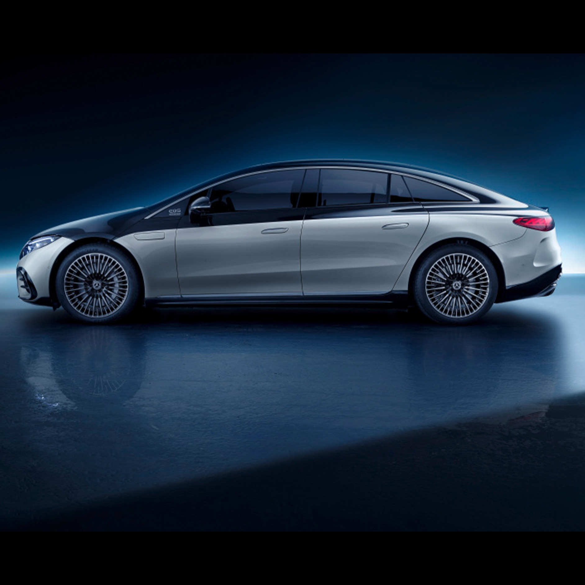 EQS | Mercedes-Benz Pohľad zboku na EQS od značky Mercedes-Benz.