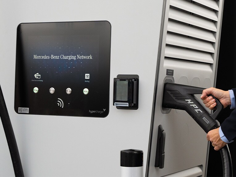 Využívanie nabíjacej stanice siete Mercedes-Benz. Elektrická mobilita od značky Mercedes-Benz.