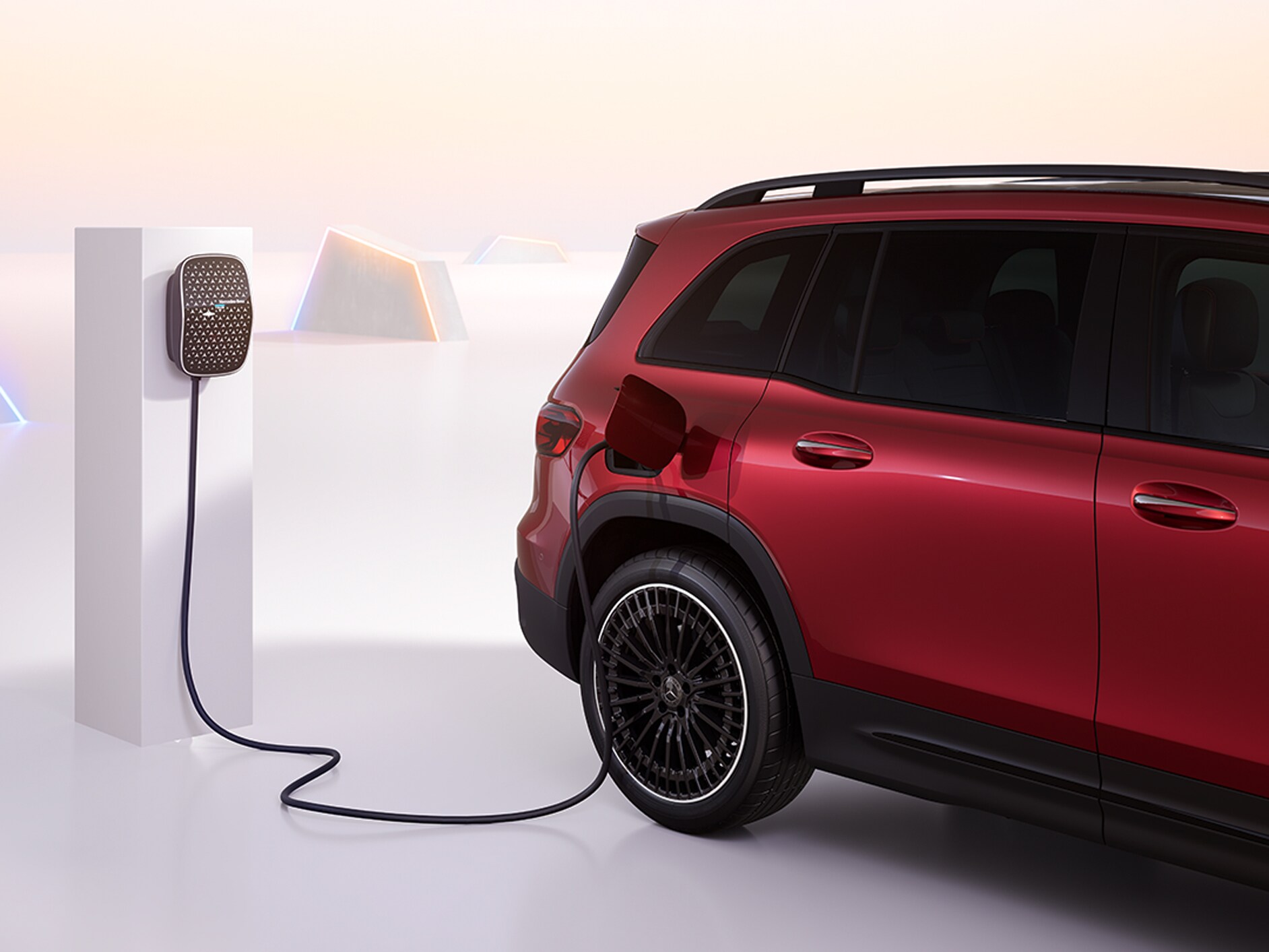 Elektrické vozidlo EQB počas nabíjania z&nbsp;nabíjacej skrinky Mercedes-Benz.