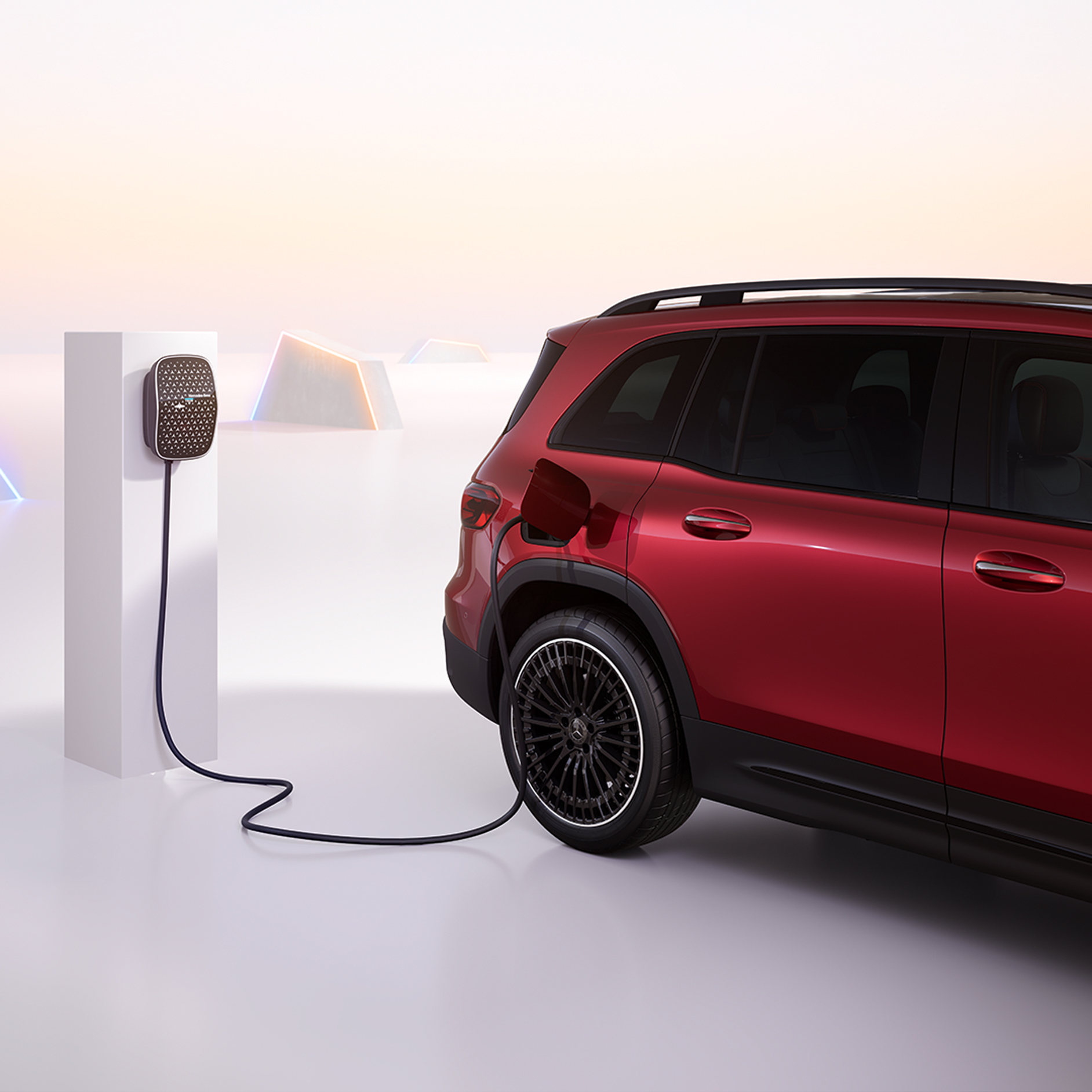 Nabíjanie | Elektrické vozidlá | Mercedes-Benz Elektrické vozidlo EQB počas nabíjania z nabíjacej skrinky Mercedes-Benz.