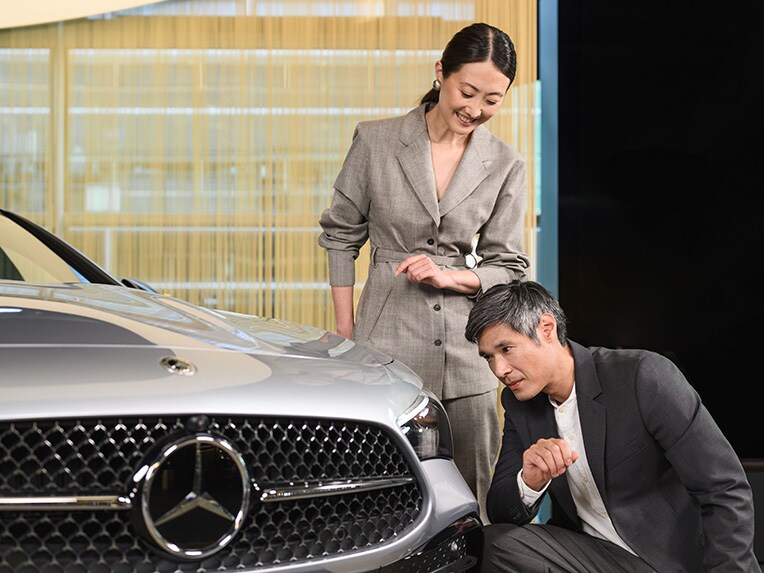 Muž a žena s vozem Mercedes-Benz