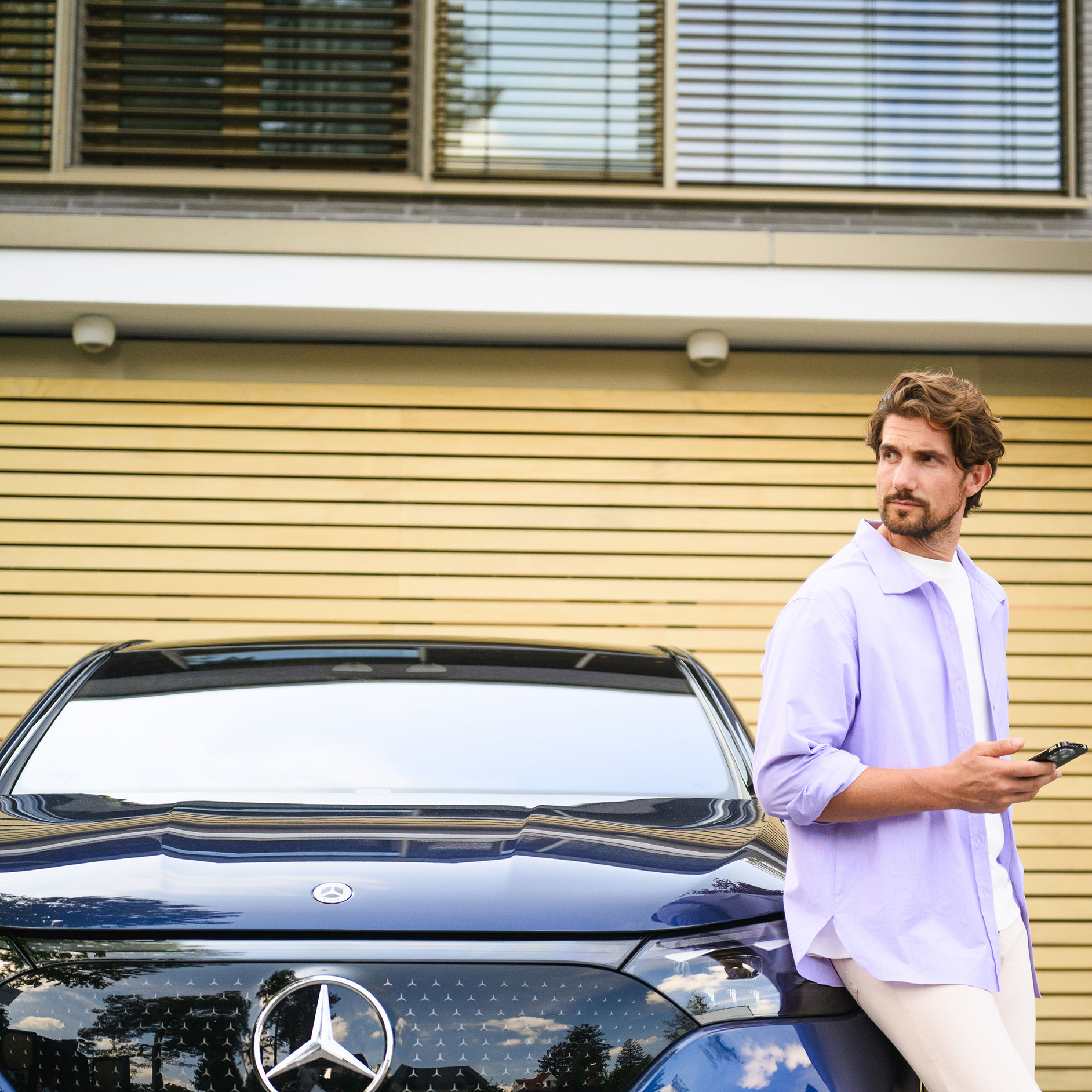 Nové vozidlá | Lízing a financovanie | Finančné služby | Mercedes-Benz Osoba, ktorá sa opiera o vozidlo Mercedes-Benz.