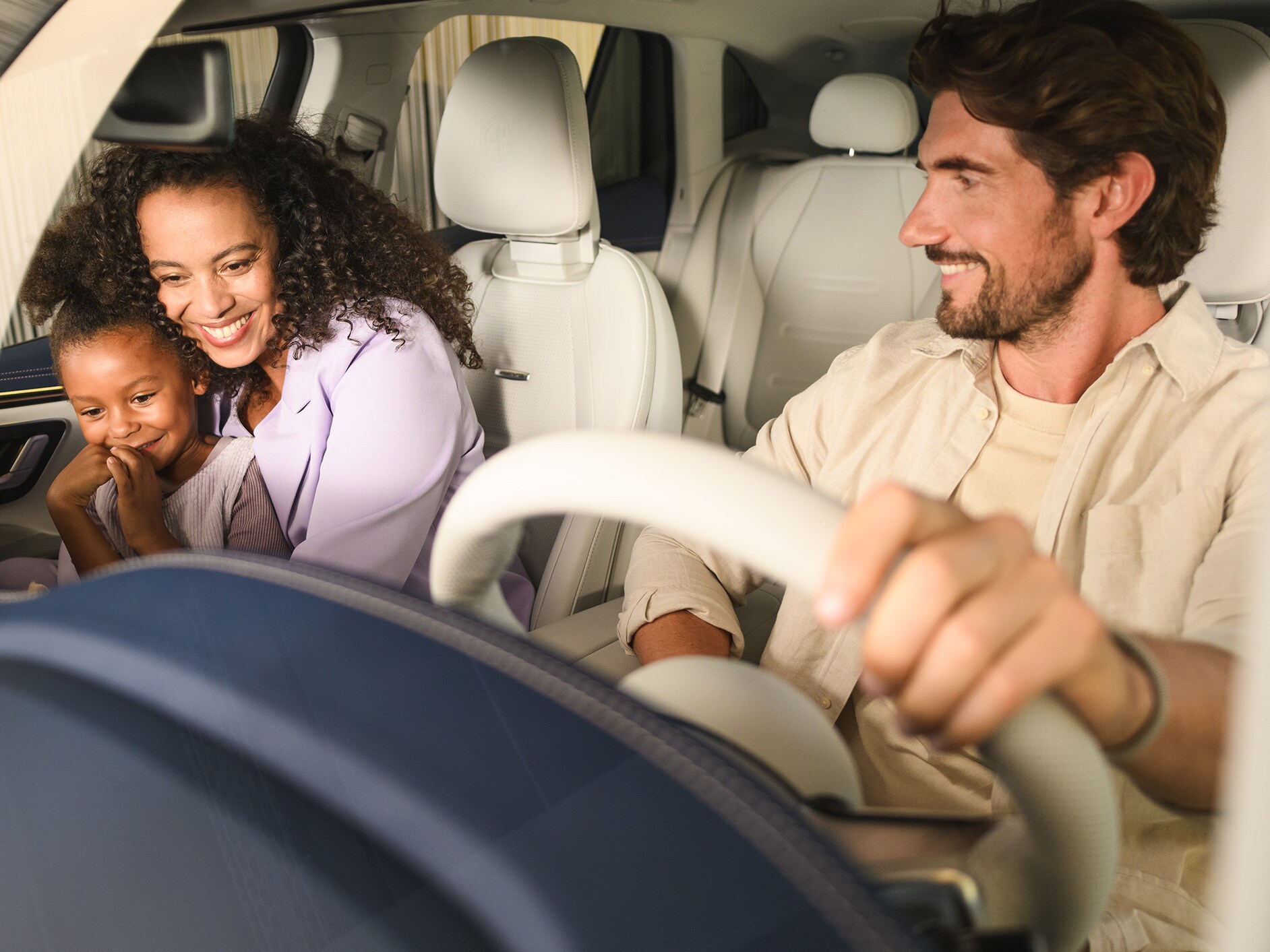 Dve osoby a dieťa vo voze Mercedes-Benz.