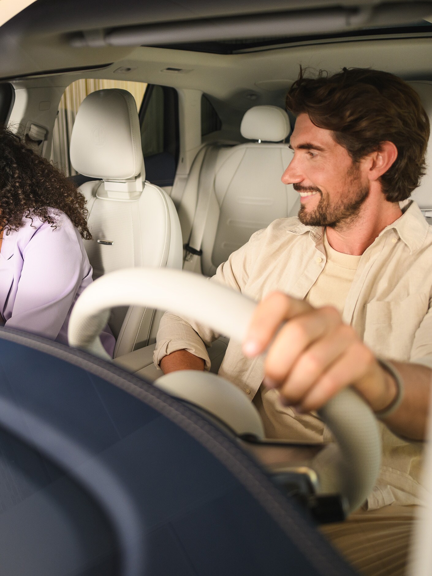 Muž a žena s dieťatom sedia vo vozidle Mercedes-Benz.