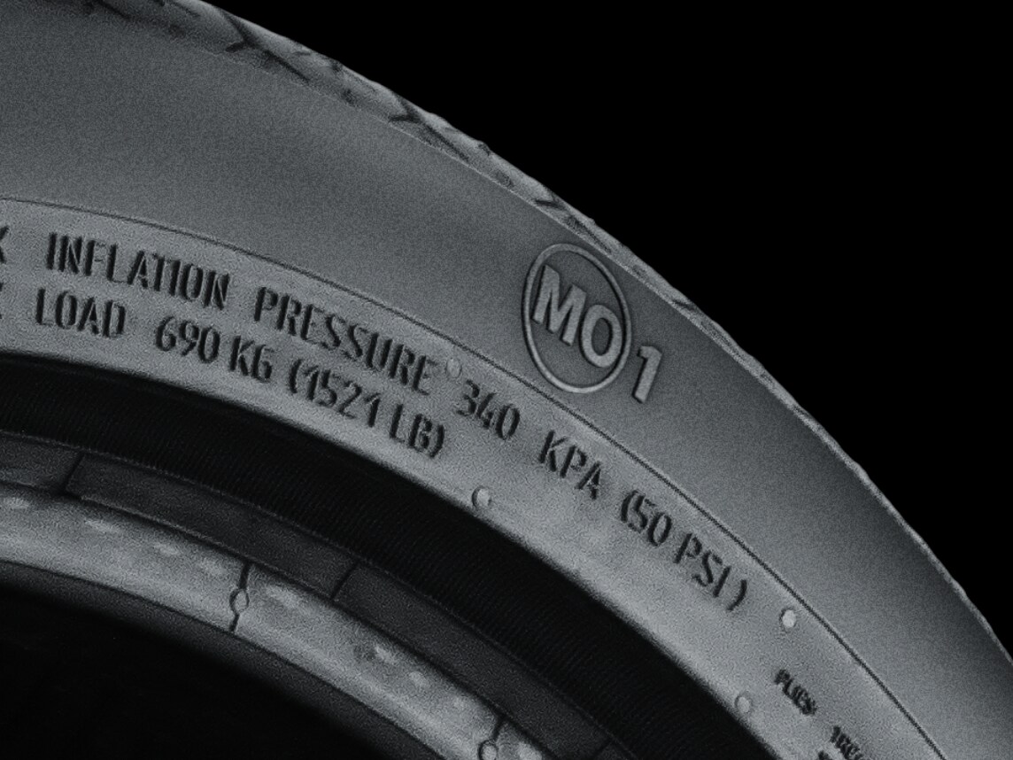 Pohľad zblízka na pneumatiku Mercedes-Benz MO1.