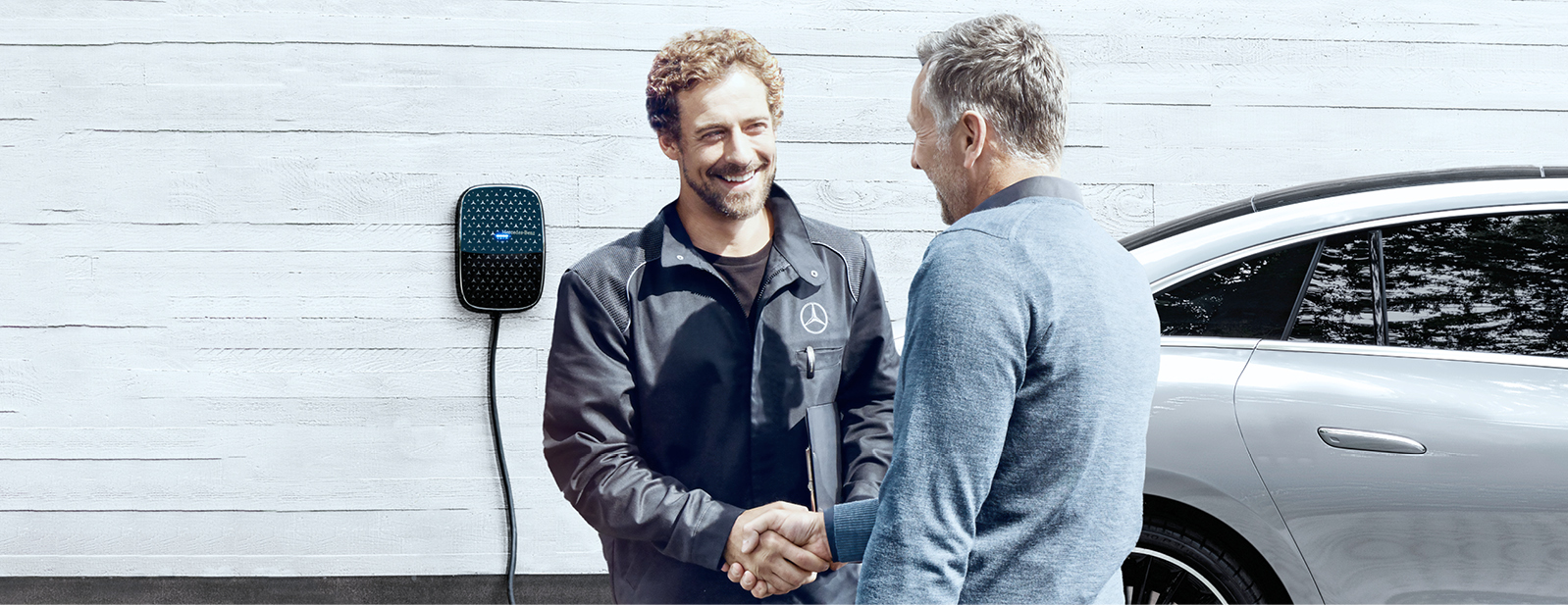 Využite inštalačný servis od partnera Mercedes-Benz Dve osoby si po úspešnej inštalácii Mercedes-Benz podávajú ruku