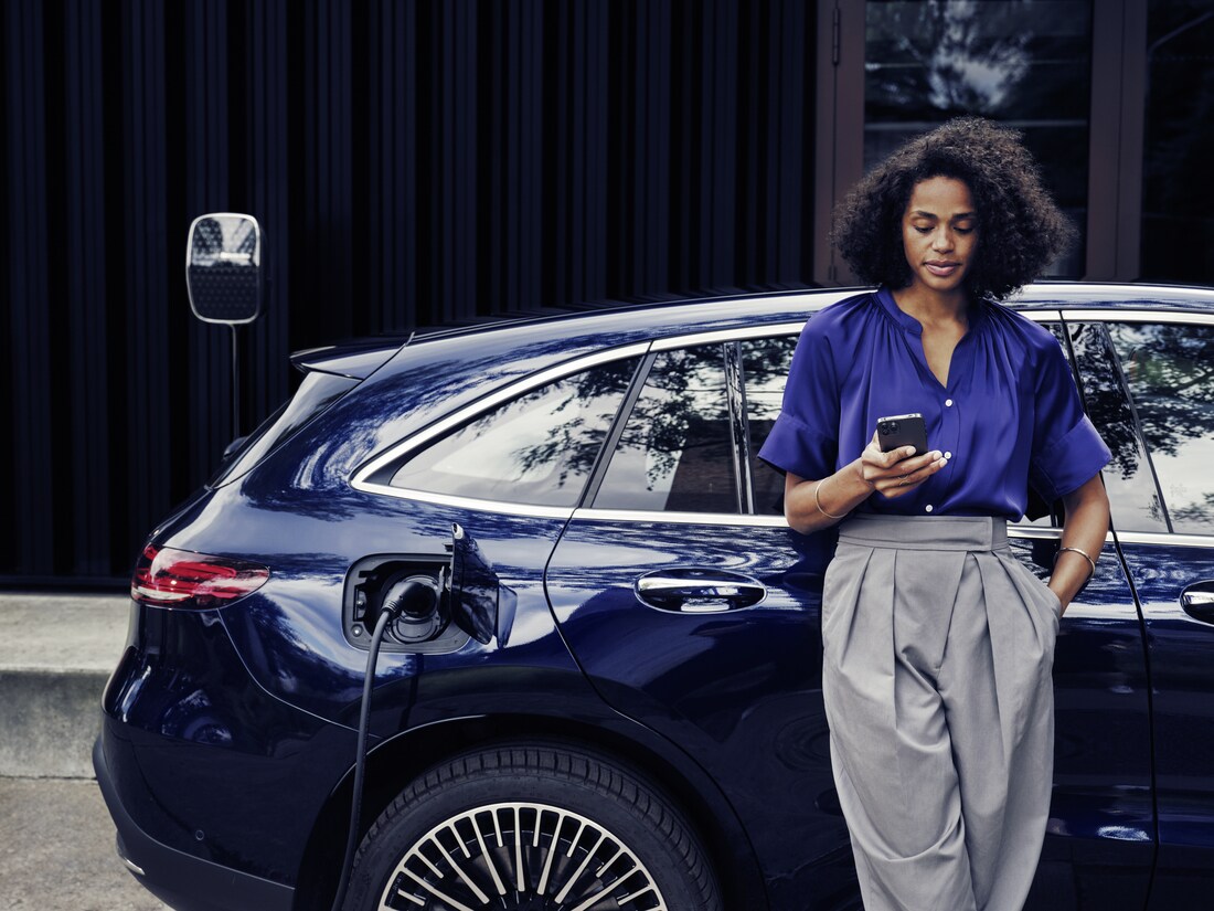 Osoba nabíja svoj Mercedes-Benz na nabíjacej skrinke Mercedes-Benz